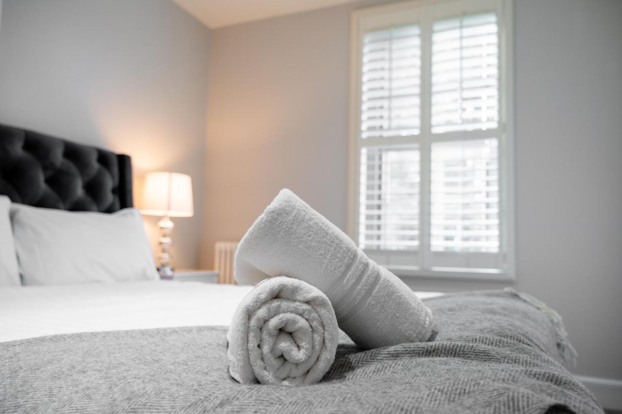 Escape Ordinary At Lough Erne Golf Village Enniskillen Exterior foto